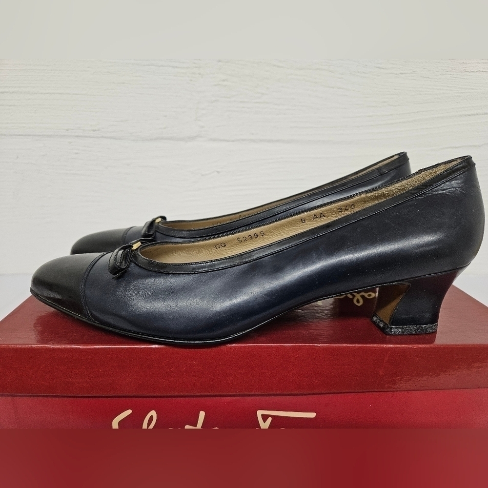 Salvatore Ferragamo Vintage Almond and Kitten Heel Pumps in Navy and Black Sz 9 - Picture 8 of 15